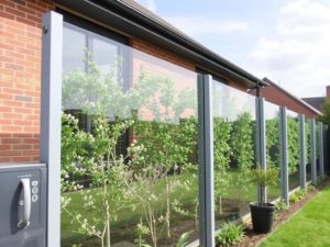 Заборы из поликарбоната: все, что нужно знать о легкости, прочности и красоте